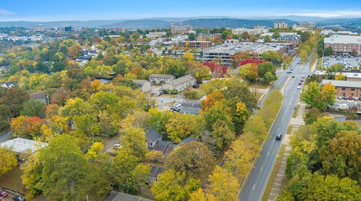 Willa Little Red-Easy 1 2 Mi Walk To Uofa Campus Fayetteville Zewnętrze zdjęcie